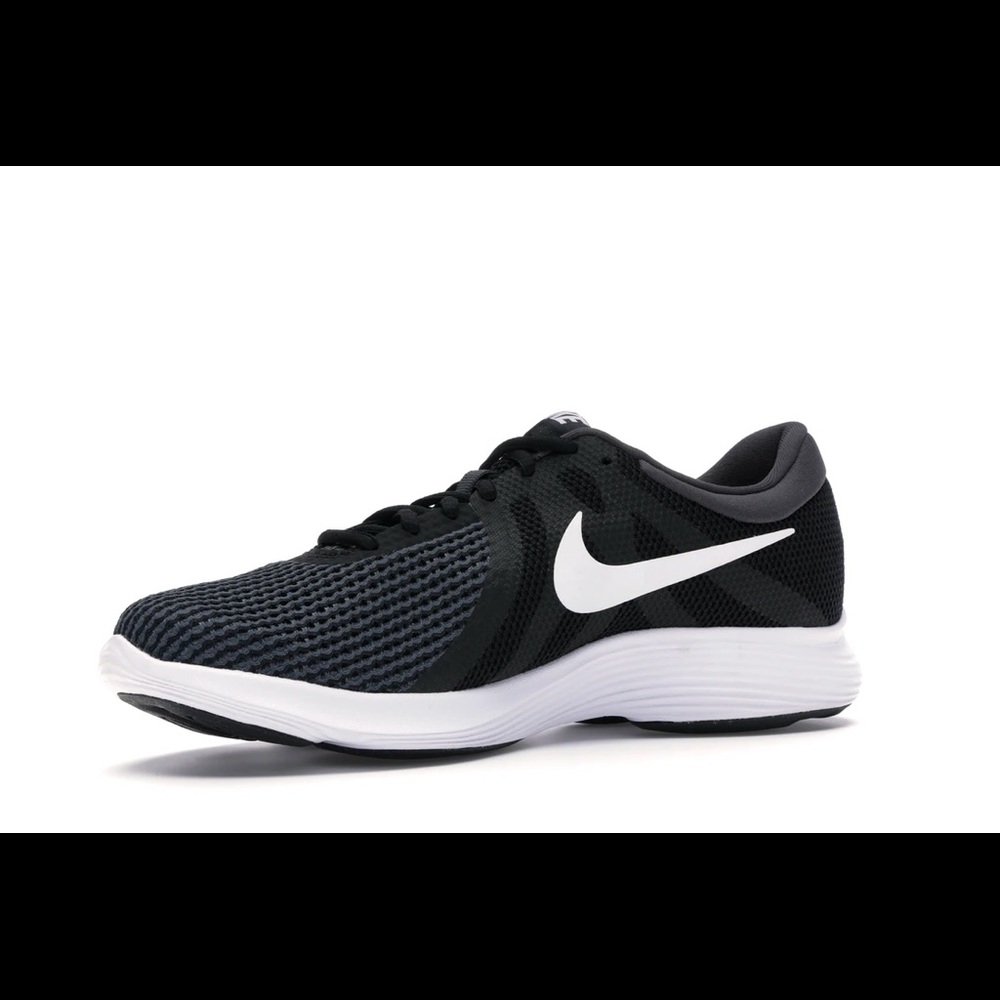 NIKE REVOLUTION 4- BLACK/ WHITE